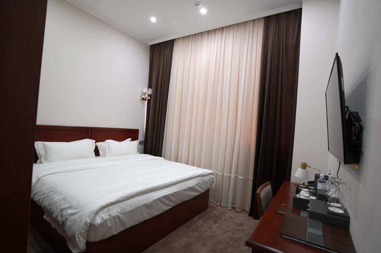 Aura Hotel Ташкент Экстерьер фото